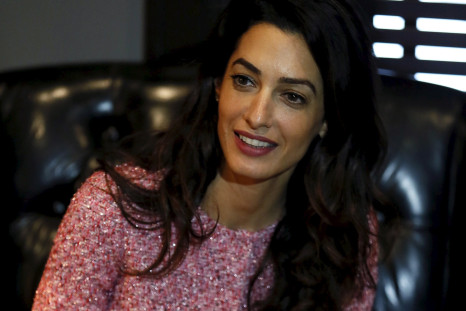 [10:55] Amal Clooney talks with a journalist during a meeting with selected media organisations in Colombo