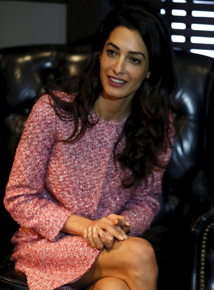 [10:55] Amal Clooney talks with a journalist during a meeting with selected media organisations in Colombo