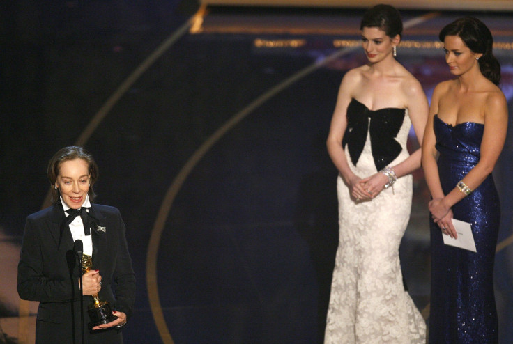 Milena Canonero (L) holds her Best Costume Design Oscar for "Marie Antoinette" as actresses Anne Hathaway and Emily Blunt (R) at the 79th Annual Academy Awards in Hollywood, California, February 25, 2007.