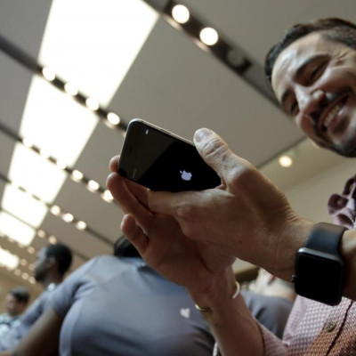 A man holds an iPhone 6s Plus as the Apple iPhone 6s and 6s Plus go on sale at an Apple Store in Los Angeles, California September 25, 2015. REUTERS/JONATHAN ALCORN