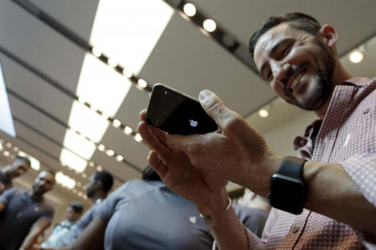 A man holds an iPhone 6s Plus as the Apple iPhone 6s and 6s Plus go on sale at an Apple Store in Los Angeles, California September 25, 2015. REUTERS/JONATHAN ALCORN