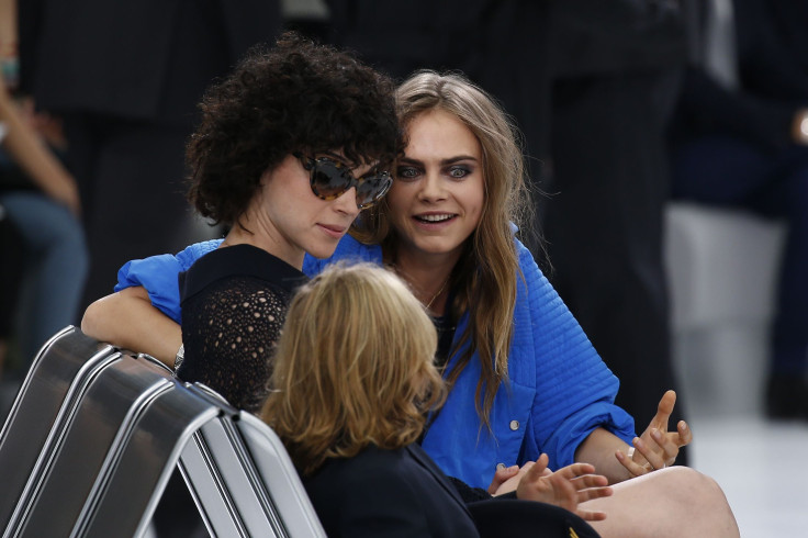 [08:11] Model Cara Delevingne (R) and singer St Vincent take their seats as they arrive to attend German designer Karl Lagerfeld's Spring/Summer 2016 show