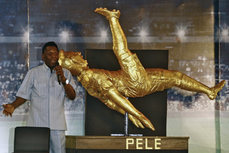 Pele unveils his own statue in Kolkata, India
