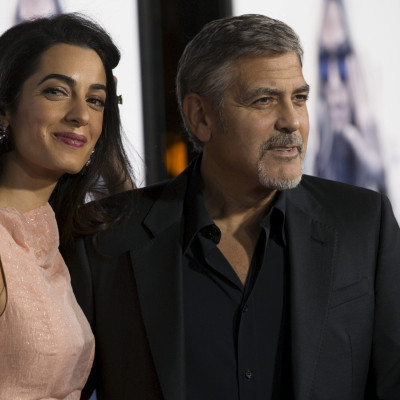 [07:44] Producer George Clooney and his wife Amal pose at the premiere of 'Our Brand Is Crisis' in Hollywood
