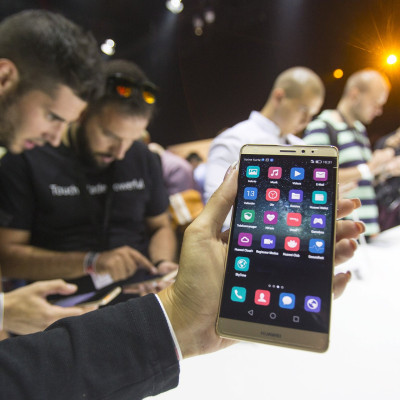 Journalists inspect the new smartphone Huawei Mate S ahead the of the IFA Electronics show in Berlin, Germany, September 2, 2015. 