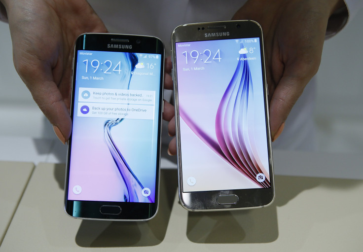 A hostess displays the Galaxy S6 edge (L) and Galaxy S6 smartphones at the Samsung Galaxy Unpacked event before the Mobile World Congress in Barcelona March 1, 2015. 