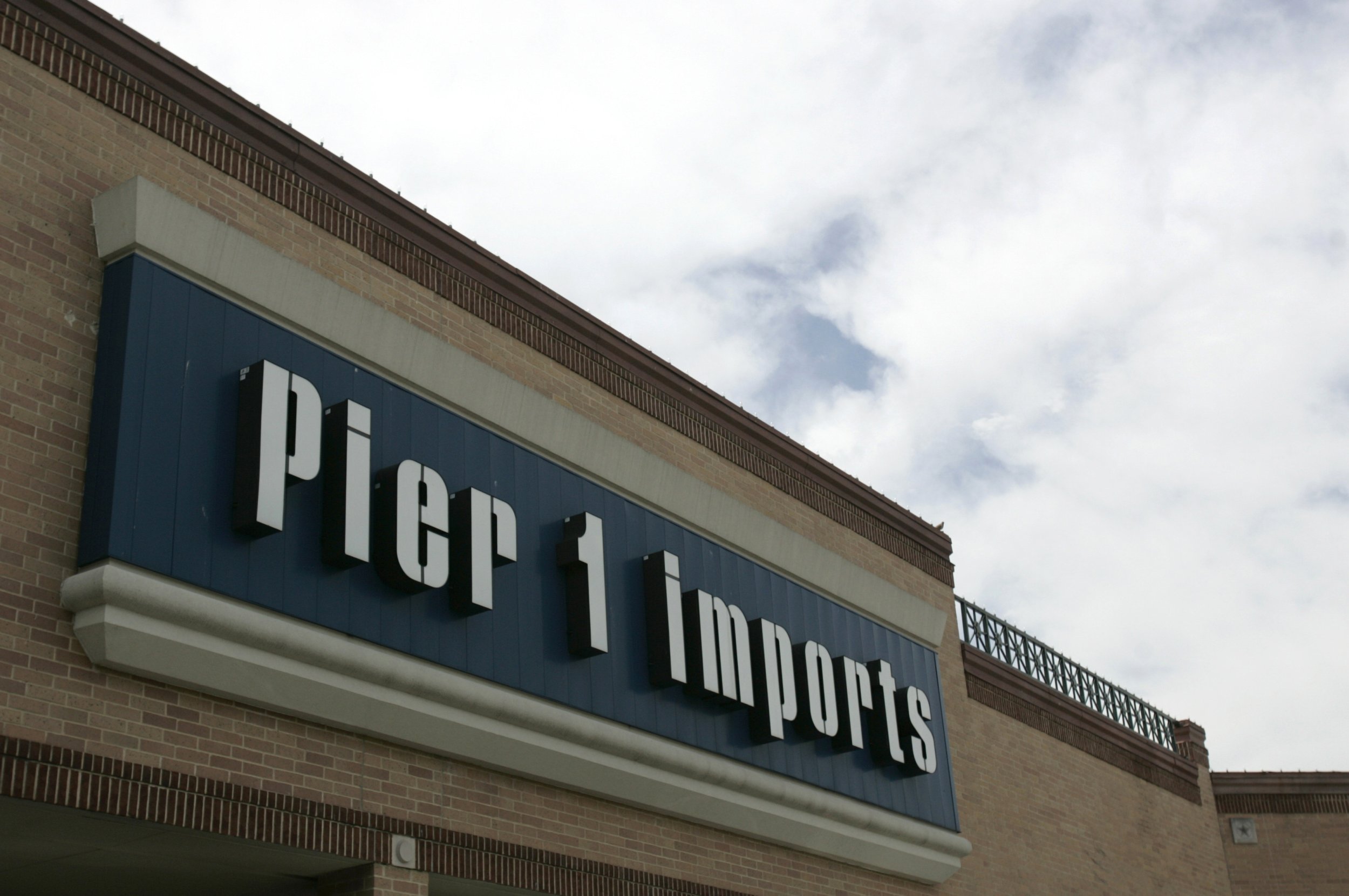 US furniture retailer Pier 1 Imports recalls thousands of swing chairs