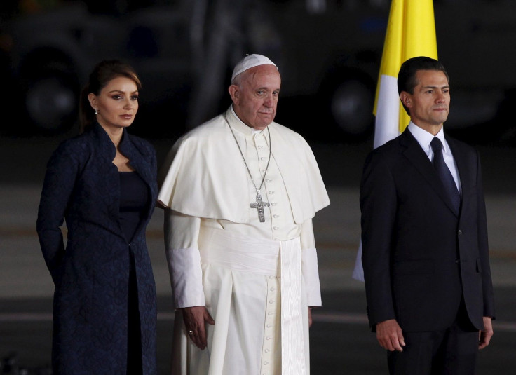 Pope Francis (C), Mexico's President Enrique Pena Nieto (R) and his wife, Mexico's first lady Angelica Rivera stand together during a farewell ceremony in Ciudad Juarez, Mexico, February 17, 2016. 