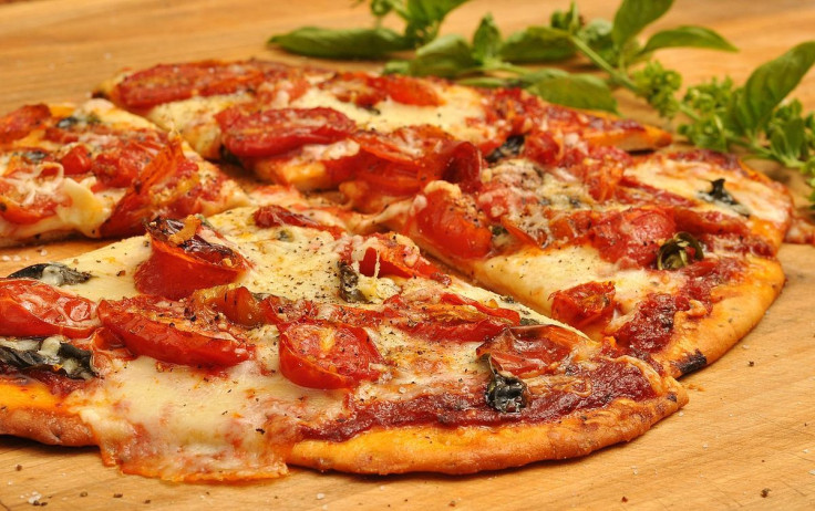 1200px-Pizza_with_tomatoes