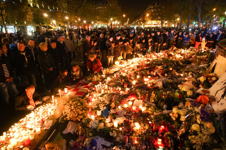 Dozens_of_mourning_people_captured_during_civil_service_in_remembrance_of_November_2015_Paris_attacks_victims