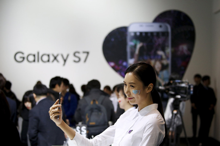 A model poses for photographs with Samsung Electronics' new smartphone Galaxy S7 during its launching ceremony in Seoul, South Korea, in this March 10, 2016 file photo. 