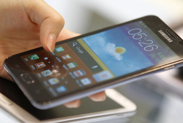 A customer tries the Samsung Galaxy Note smartphone at a store in Seoul August 26, 2012. 