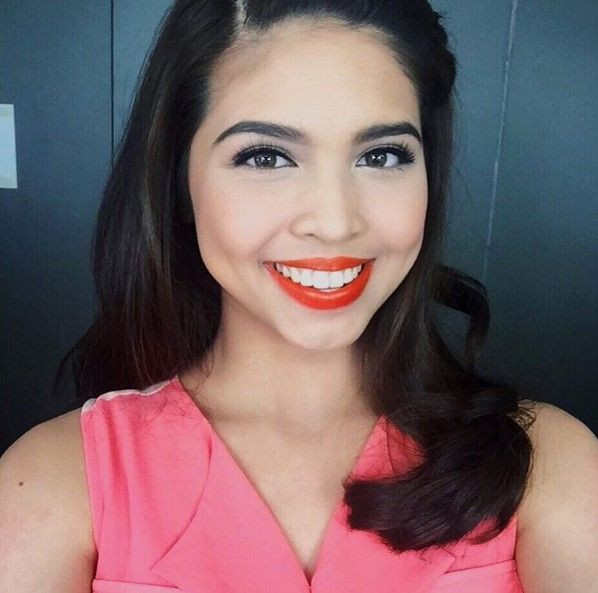 Maine Mendoza of AlDub takes a selfie for Instagram