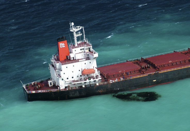 Great Barrier Reef 2010 oil spill sheng neng 1