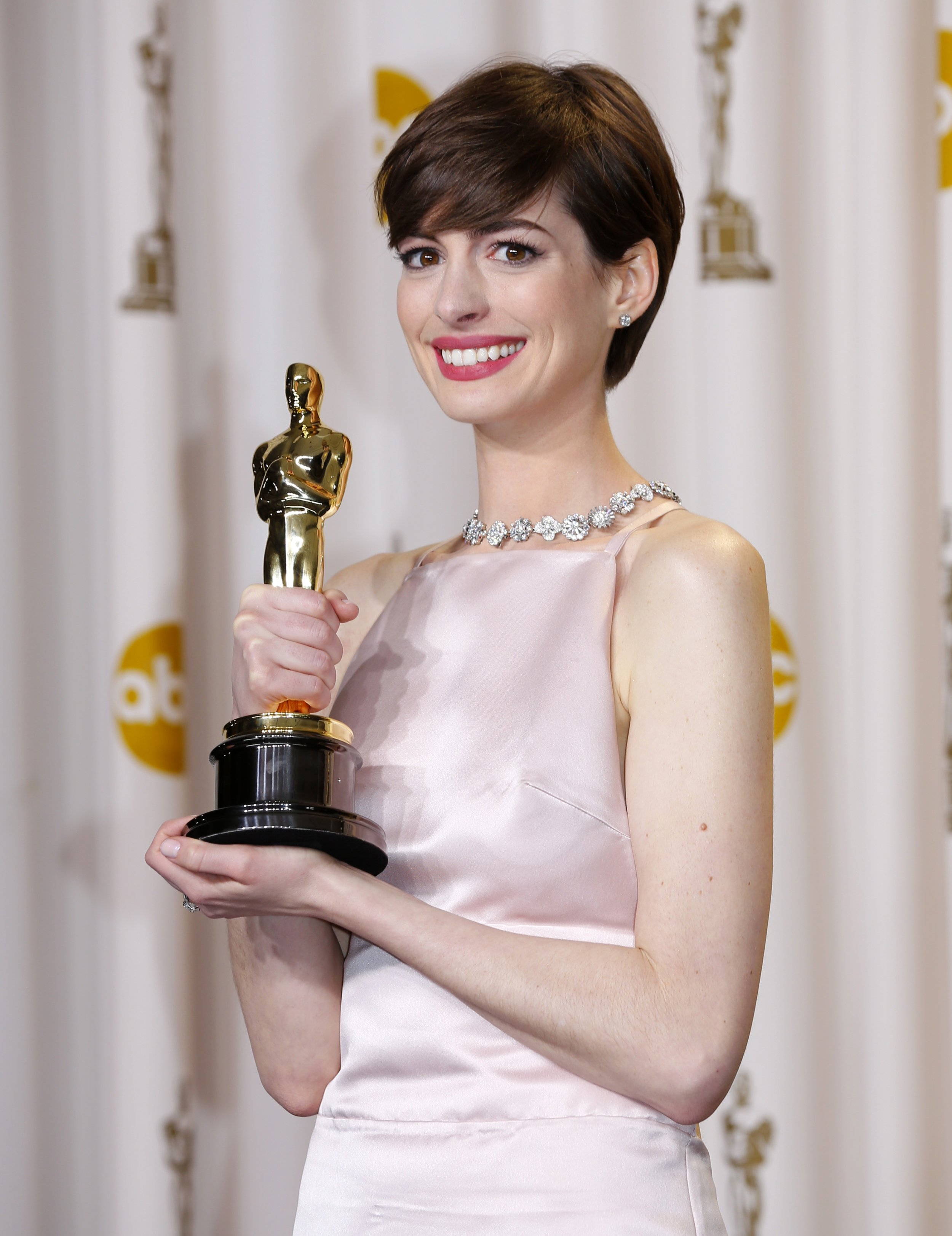 Anne Hathaway Opens Up About Feeling Wrong When Accepting Her Oscar