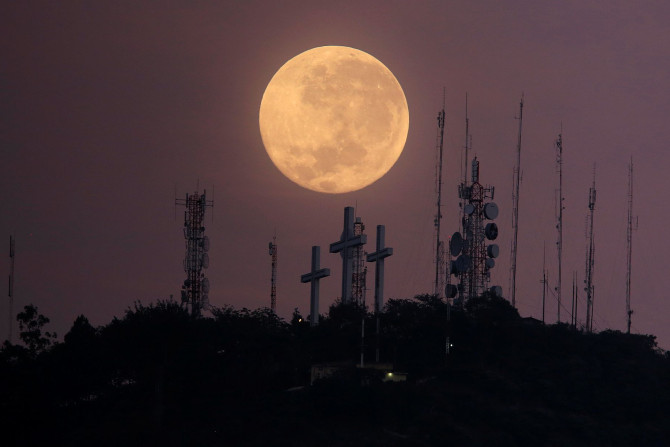 Full moon in Cali, Colombia