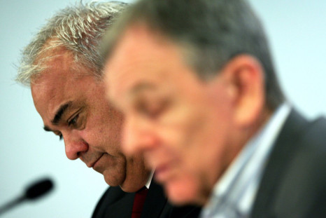 Qantas Chief Financial Officer Peter Gregg (L) and Chief Executive Officer Geoff Dixon listen to a question during an annual results news conference in Sydney August 17, 2006. 