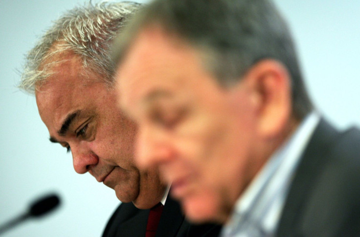 Qantas Chief Financial Officer Peter Gregg (L) and Chief Executive Officer Geoff Dixon listen to a question during an annual results news conference in Sydney August 17, 2006. 