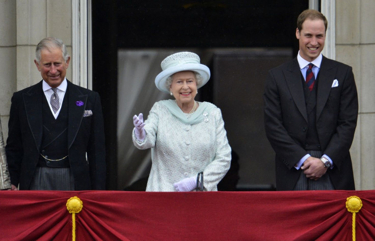 Britain's Queen Elizabeth waves as she stands with Prince Charles (L) and Prince William on the balcony of Buckingham Palace in London June 5, 2012.