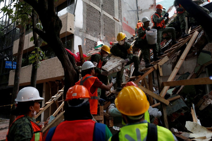 Mexican soldiers and rescue workers search for survivors in a collapsed building after an earthquake in Mexico City, Mexico September 21, 2017.