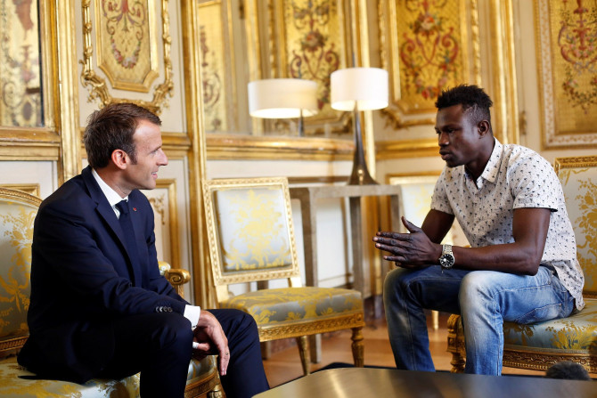 French President Emmanuel Macron (L) meets with Mamoudou Gassama