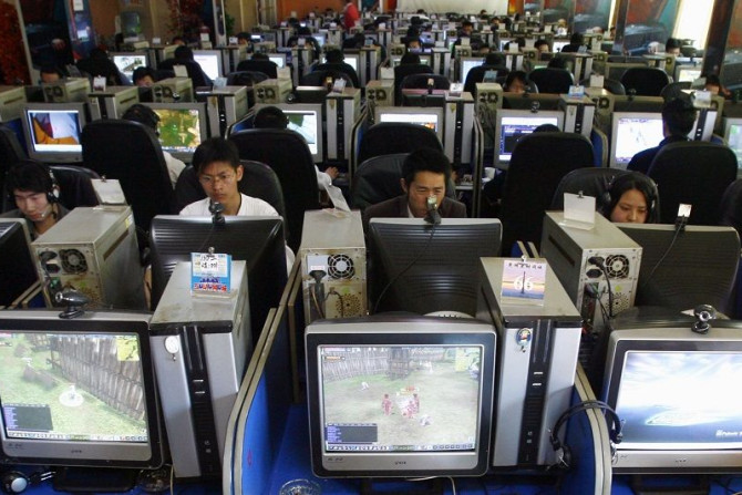 People use computers at an Internet cafe in Kunming, southwest China's Yunnan province March 13, 2007.