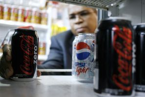 A man poses with a Coca Cola Zero can at a supermarket in Caracas June 11, 2009.