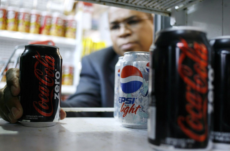 A man poses with a Coca Cola Zero can at a supermarket in Caracas June 11, 2009.