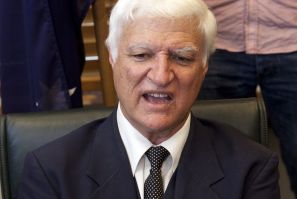 Bob Katter speaks during a news conference in his parliamentary office in Canberra, September 7, 2010.