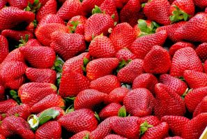 New Zealand supermarket chain Choice has pulled a brand of Australian strawberries off its shelves after needles were found in one punnet.