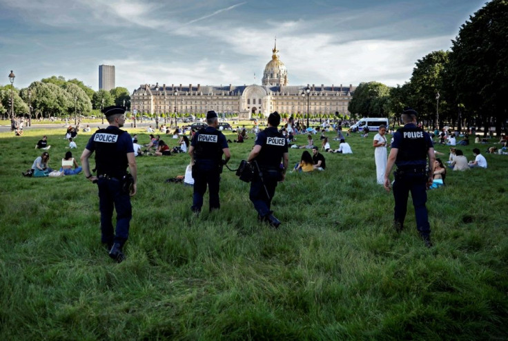 Police ask to people to follow physical distancing rules in front of the hotel des Invalides in Paris