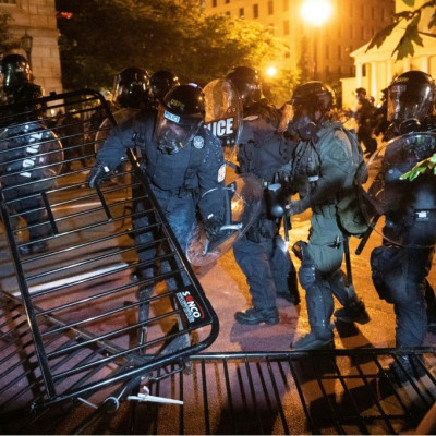 Police charge a barricade in the street during a demonstration against the death of George Floyd, near the White House on May 31, 2020 in Washington