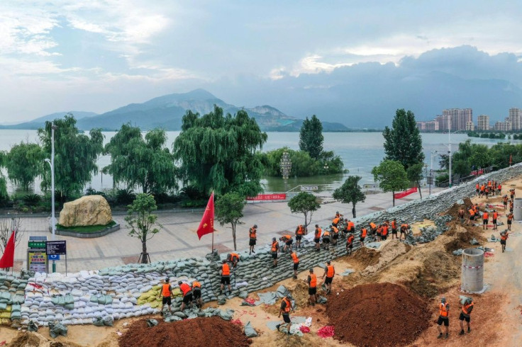 Chinese soldiers erect a sandbag barrier along the shore of Poyang lake after heavy seasonal rains in Jiujiang, in China's central Jiangxi province