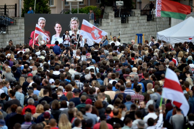 Svetlana Tikhanovskaya (centre), accompanied by Veronika Tsepkalo (left) and Maria Kolesnikova, address supporters
