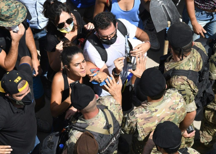 Lebanese anti-government protesters scuffle with security forces in the Gemayzeh neighbourhood during the visit of French President Emmanuel Macron on August 6, 2020, two days after a massive explosion in the Beirut port shook the capital.The blast caused