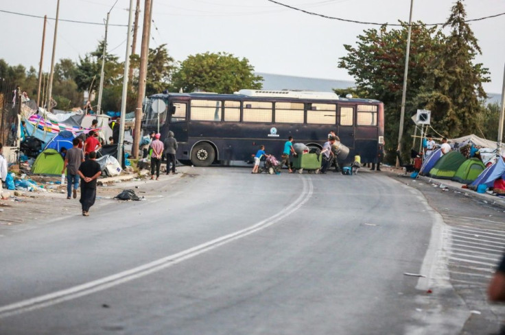 Police blocked the road in the area where the operation to transfer the migrants began