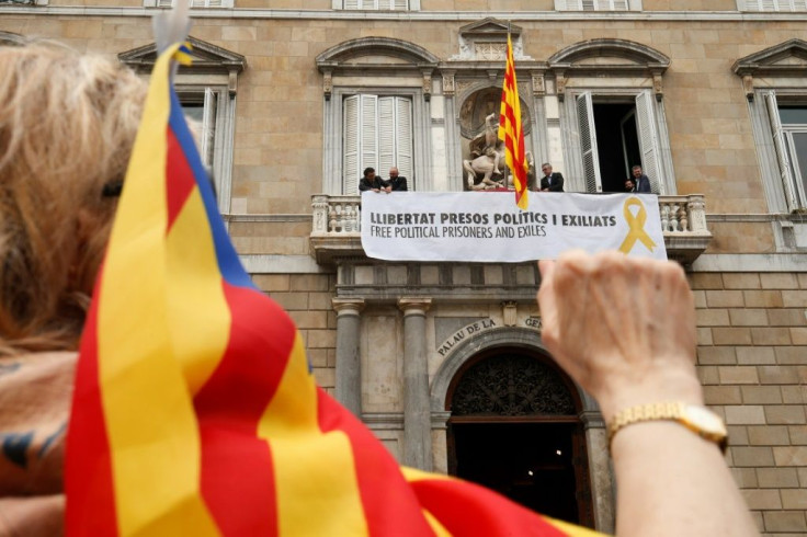 Seen here hanging on the Catalan government building, the offending banner reads "Free political prisoners and those in exile"