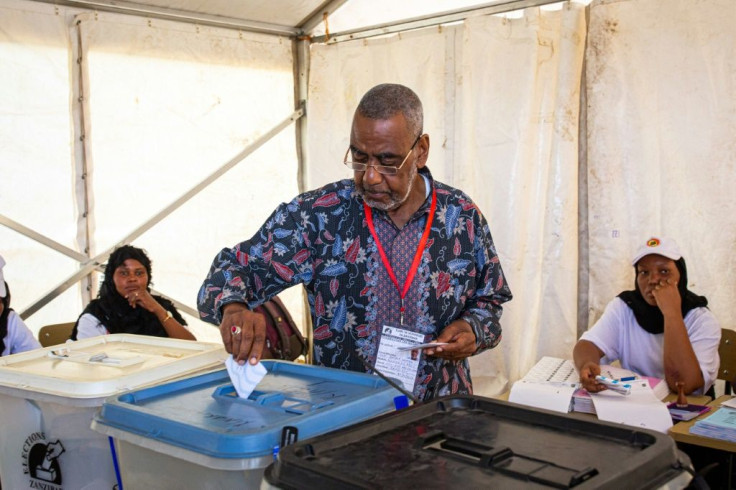 Opposition leader Seif Sharif Hamad votes on Zanzibar