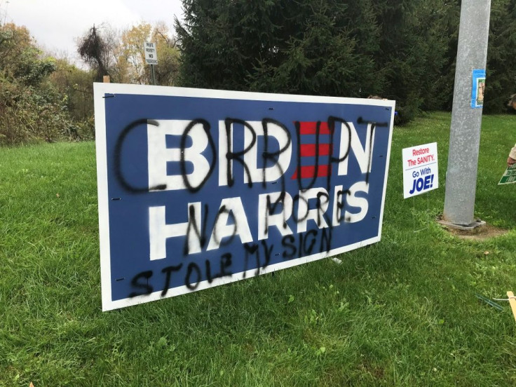 A vandalized placard in Langhorne, Pennsylvanie on 28 October