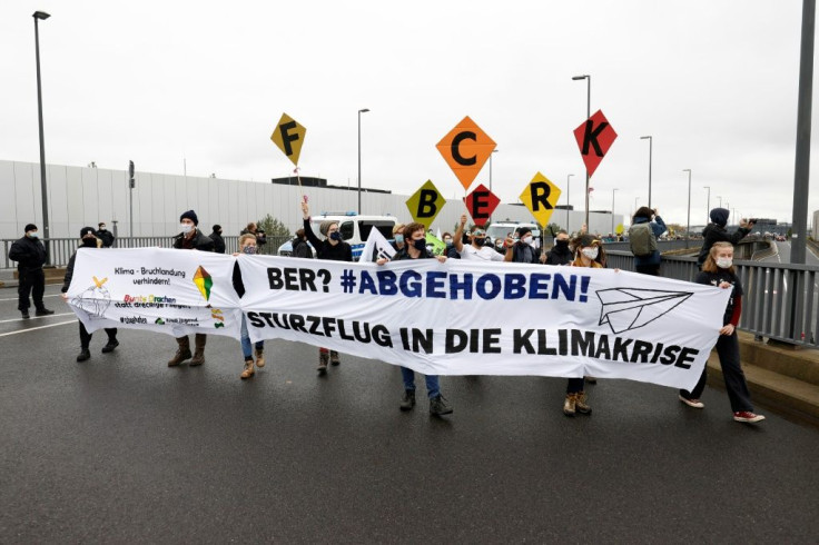 Climate demonstrators added their voice to the day's proceedings, marching on the airport building with a banner reading 'BER?: Take off! A crash flight into the climate crisis'