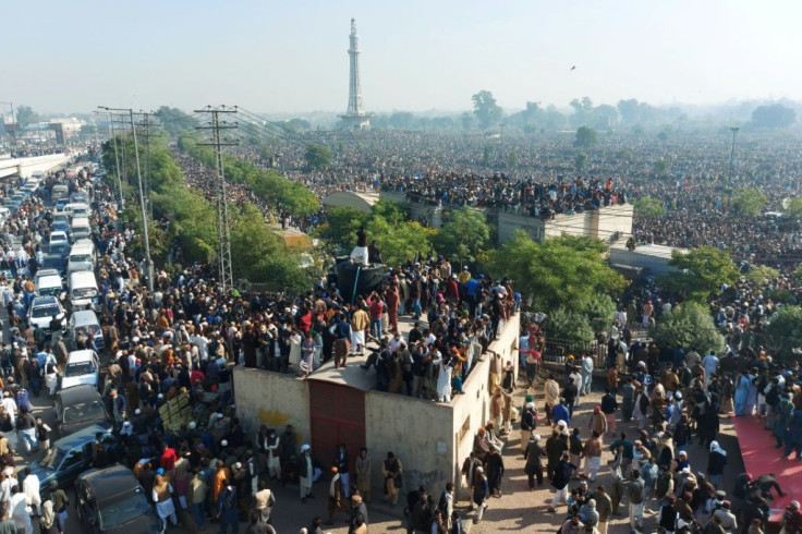 Crowds of mourners gather for funeralÂ prayers for hardline Pakistani cleric Khadim Hussain Rizvi in Lahore