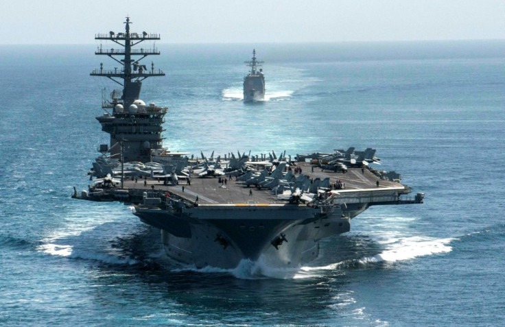(ARCHIVES) Photo remise par l'US Navy du porte-avions USS Nimitz et du croiseur USS Philippine Sea dans le détroit d'Ormuz le 18 septembre 2020