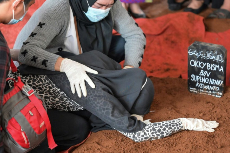 Okky Bisma's wife Aldha Refa at the funeral service. She thanked him for 'being the perfect husband'