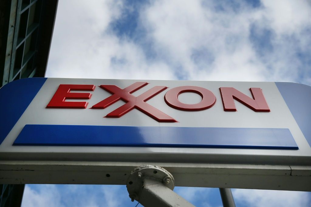 Exxon Mobil Shares Edge Higher as Oil Giant Advances Texas Move and Eyes Growth Amid Steady Crude Prices