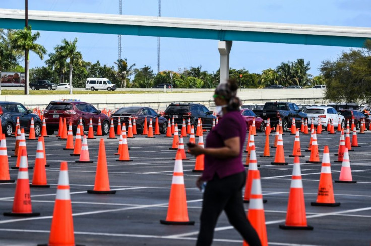 Une file de voitures font la queue pour un vaccin contre le Covid-19, Ã  Miami le 22 fÃ©vrier 2021
