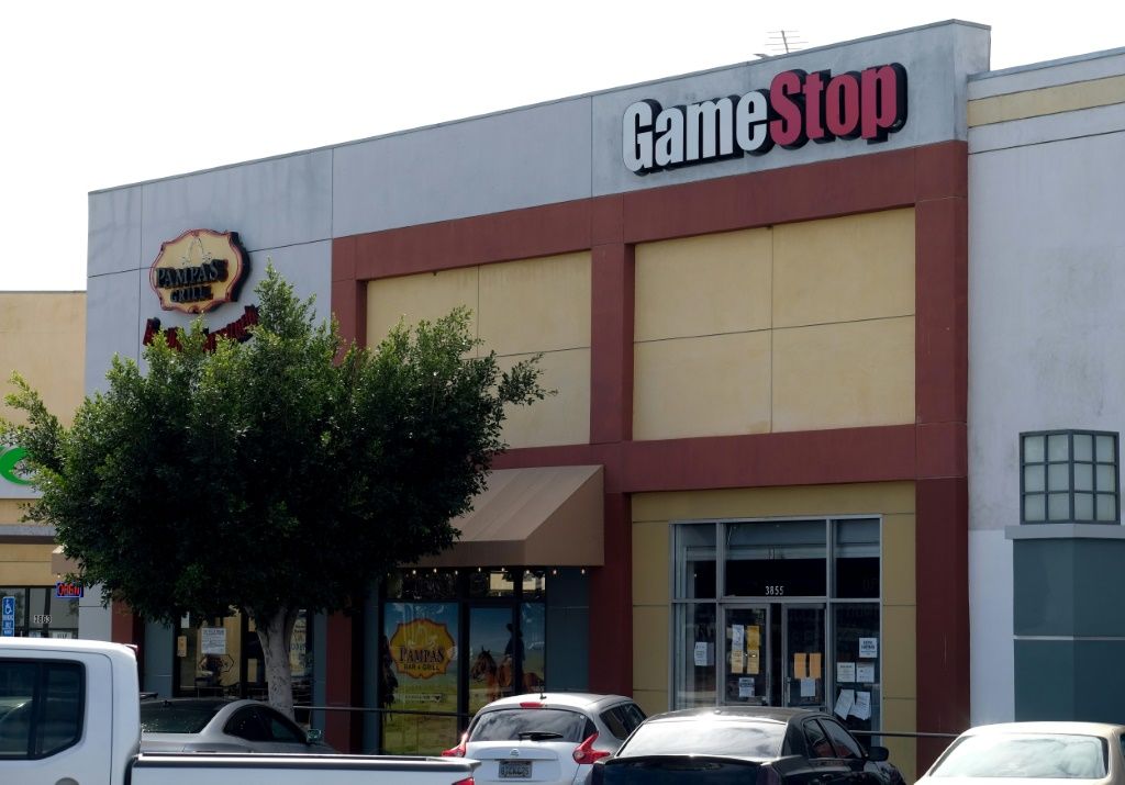 GameStop Shares Dip Modestly as eBay Takeover Push Gains Momentum with Raised Stake