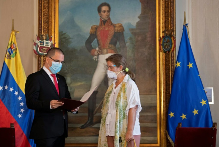 Venezuela's Foreign Minister Jorge Arreaza (left) presents an expulsion order to EU ambassador Isabel Brilhante Pedrosa on February 24, 2021