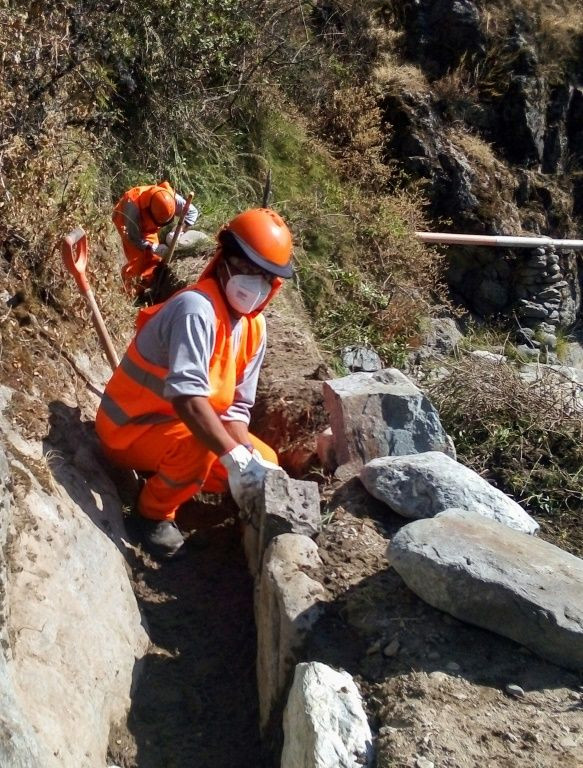 Some 120 people from the community are paid by Aquaforo to carry out the work