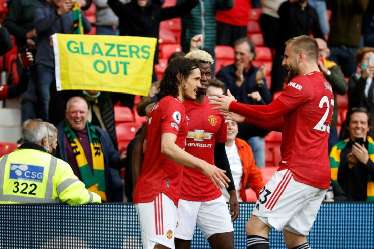 Manchester United striker Edinson Cavani (L) celebrates scoring