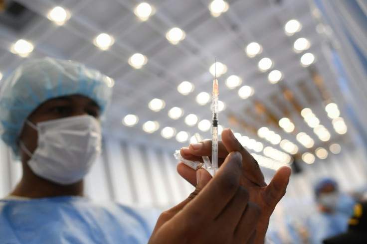 Experts warn that vaccinations need to speed up - but tightened restrictions may also be needed